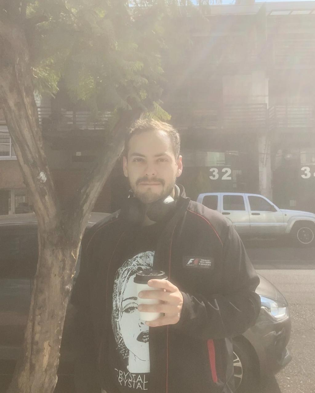 Pablo Vázquez trabajando frente a una computadora